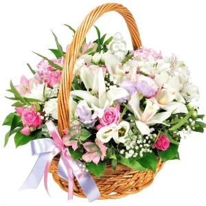 Цветы в корзине с лилиями