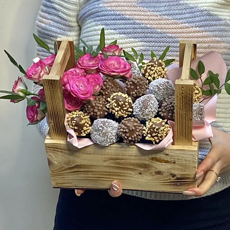 Деревянные ящики с клубникой